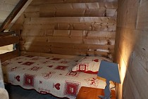 Chalet Milliat - slaapkamer met raam en 1-persoonsbed